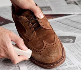 Cách vệ sinh giày da lộn bị ố vàng, bẩn sau một mùa xuân hè